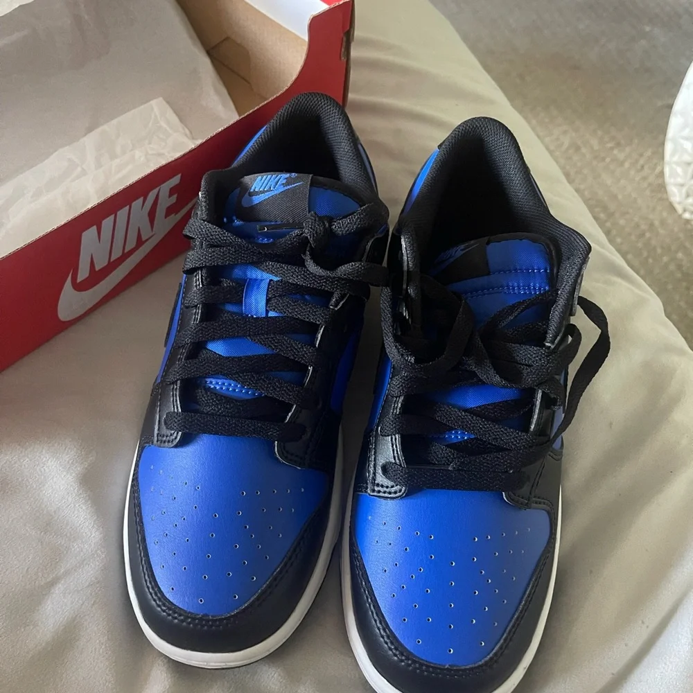 Nike Kids Sneakers in Blue and Black - Picture 2 of 8